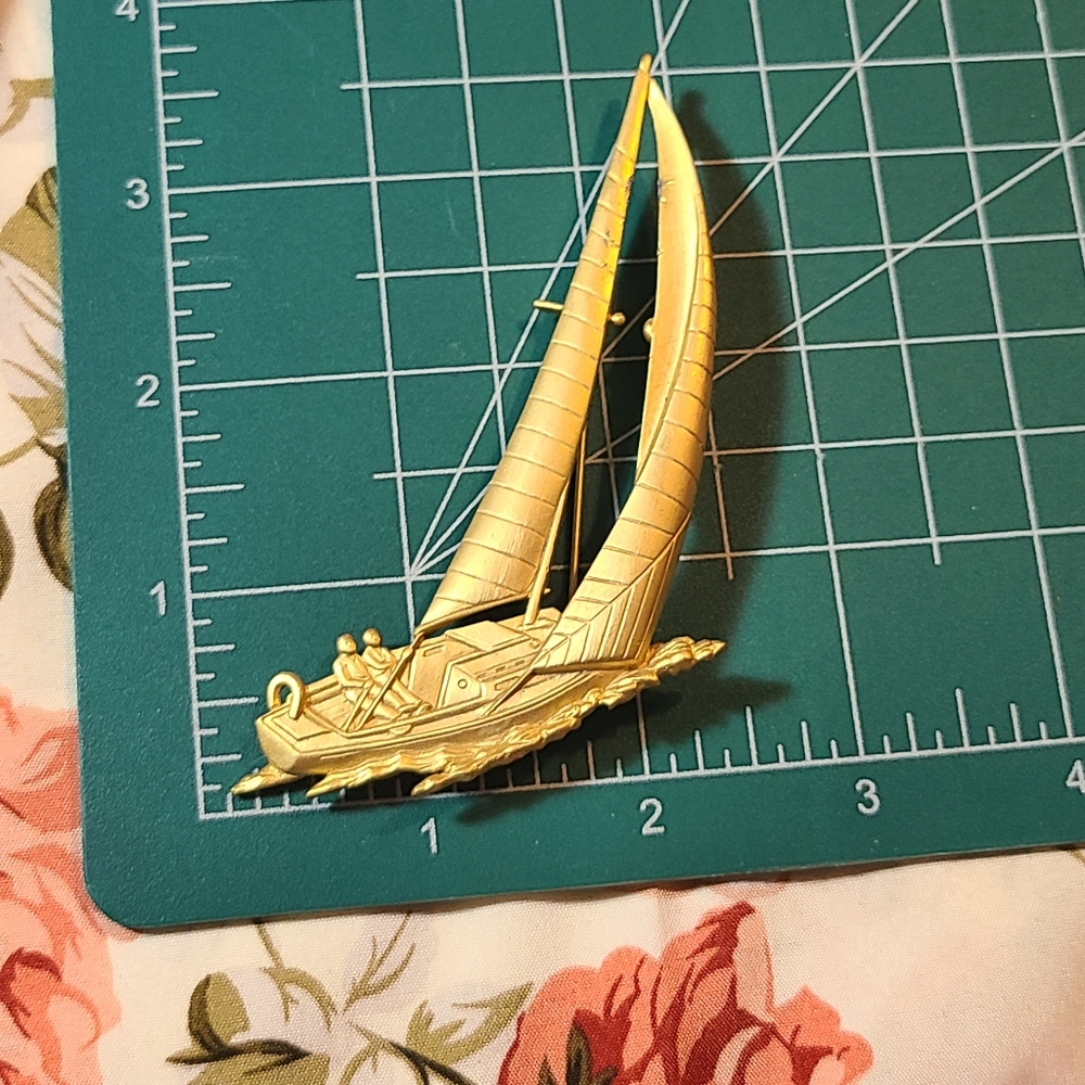 Gold Sailboat Brooch - Picture 2 of 10